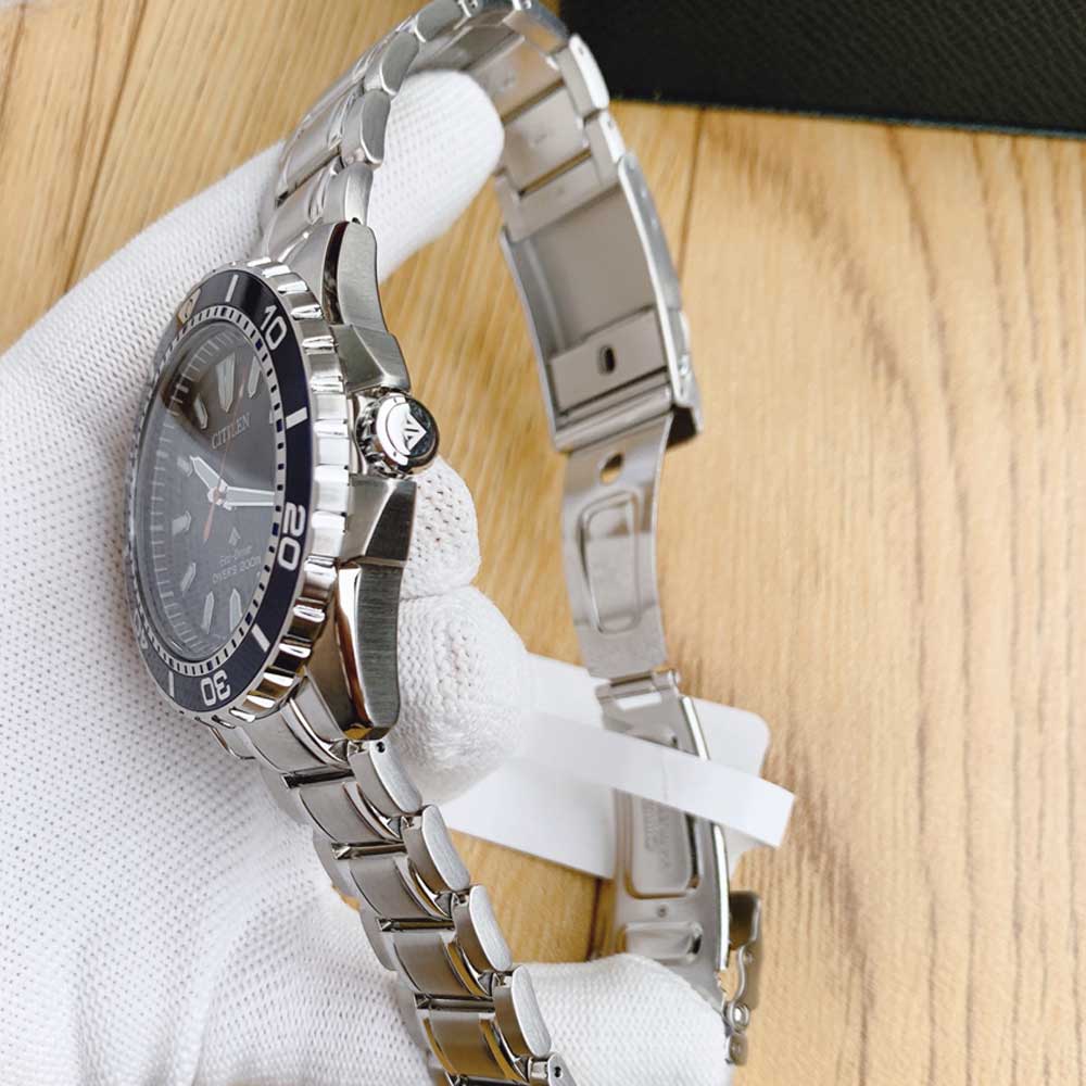 Mặt sau đồng hồ lộ máy dây kim loại