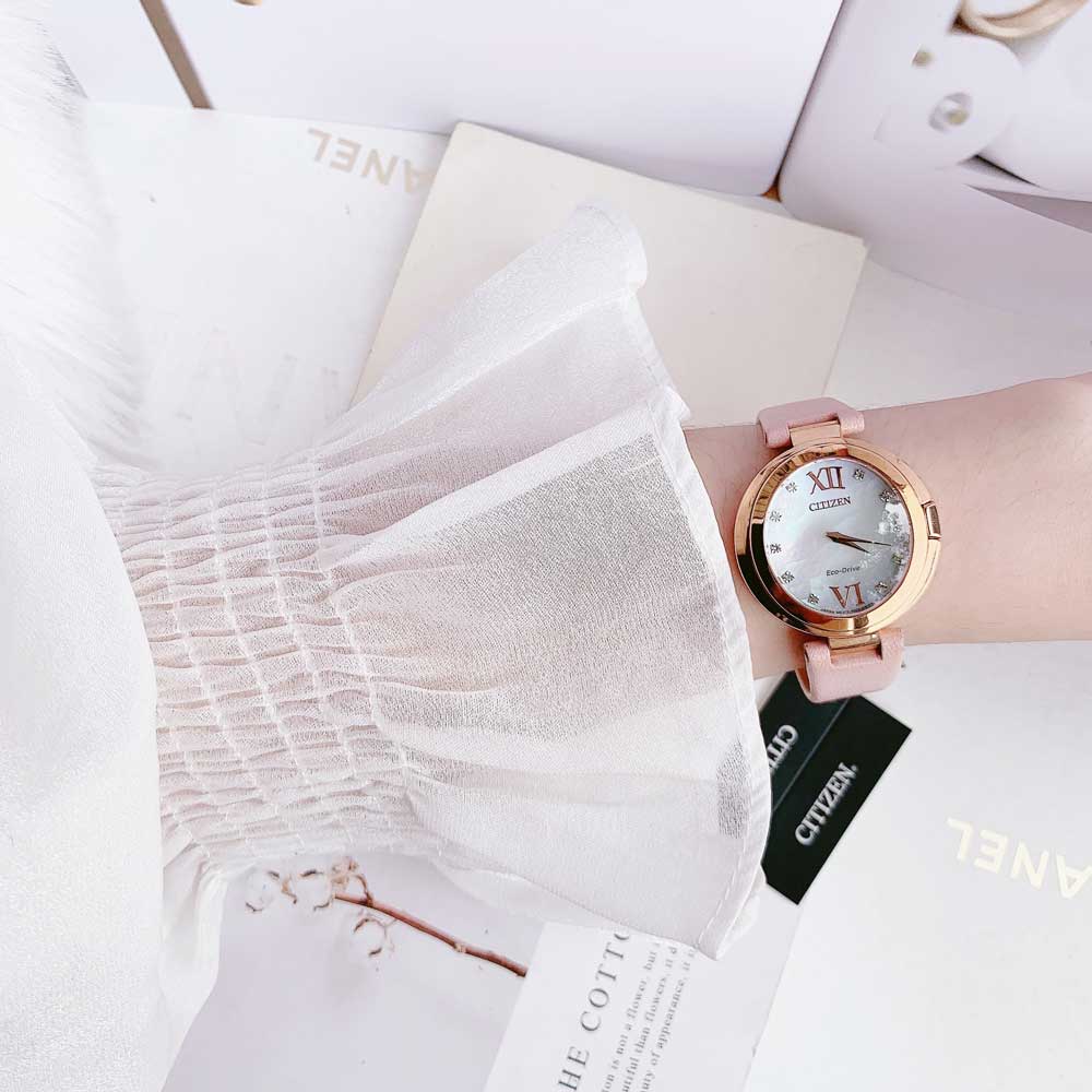 Đồng hồ nữ đeo trên cổ tay