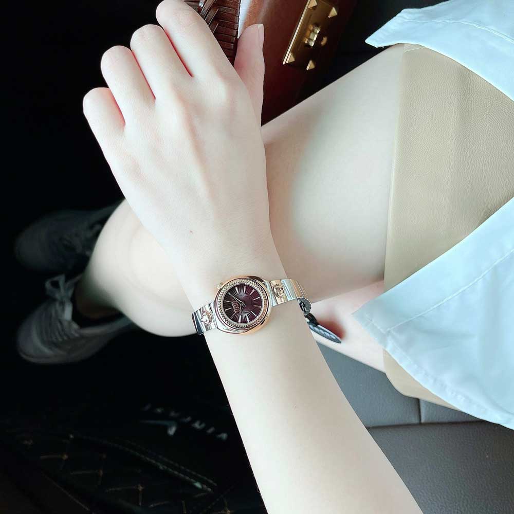 Đồng hồ nữ đeo trên cổ tay
