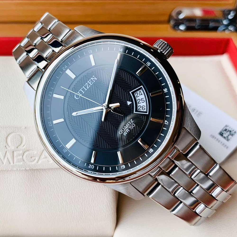 Đồng hồ mặt số đen dây kim loại bạc