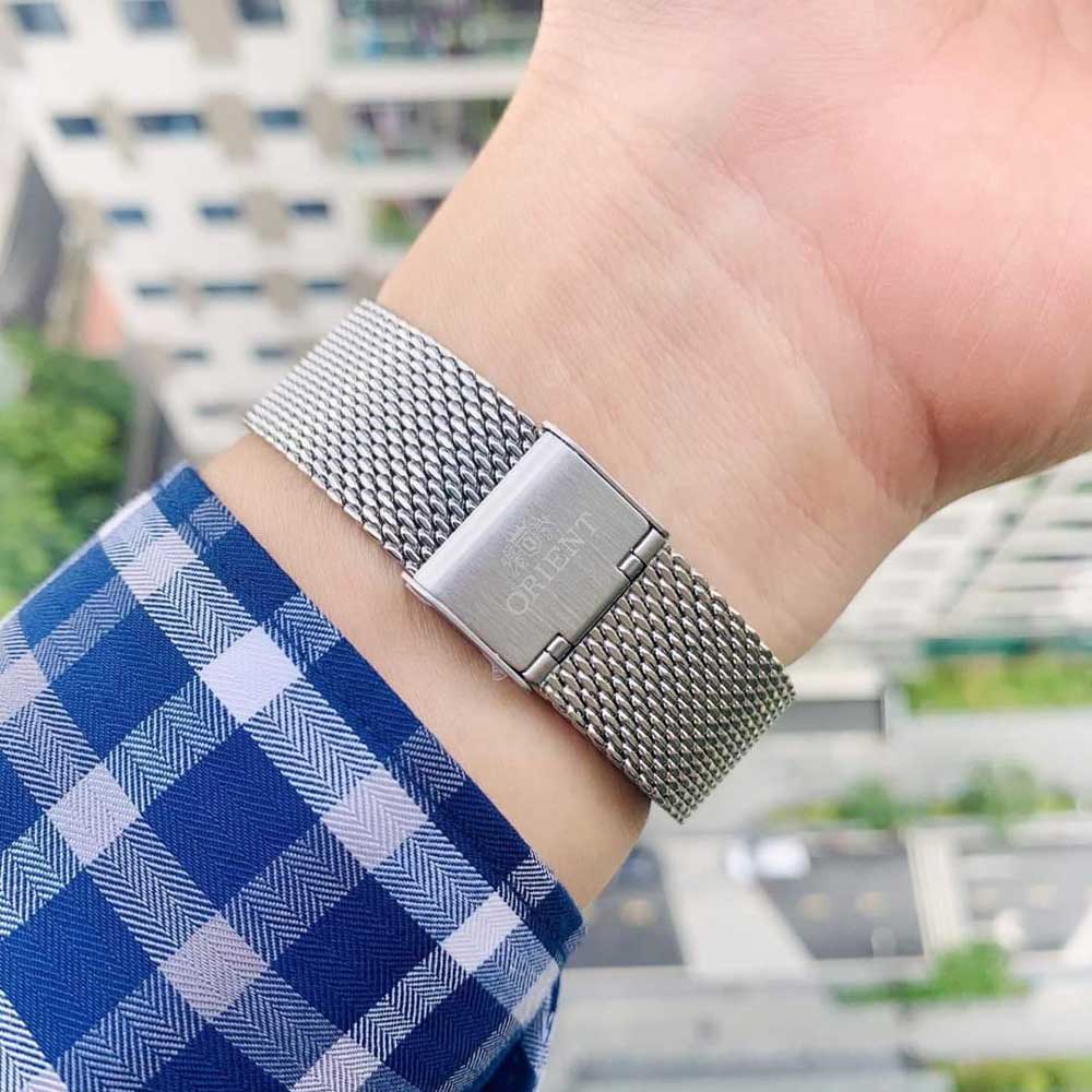 Đồng hồ mặt số xanh dây kim loại lưới đeo trên cổ tay
