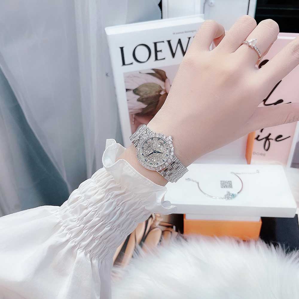 Đồng hồ nữ đeo trên cổ tay