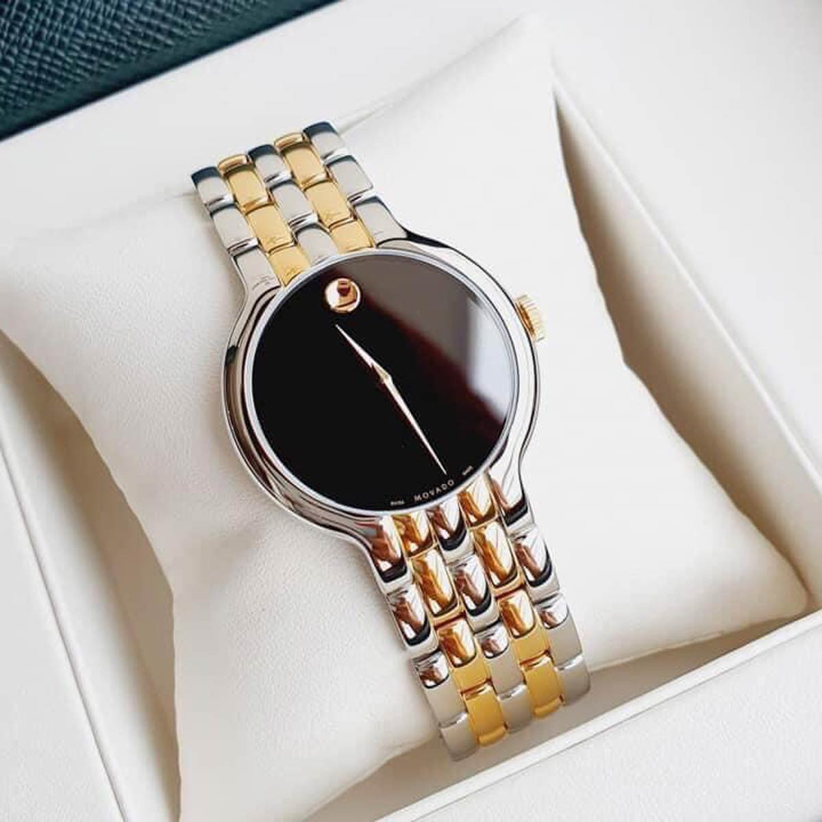 Đồng hồ Movado